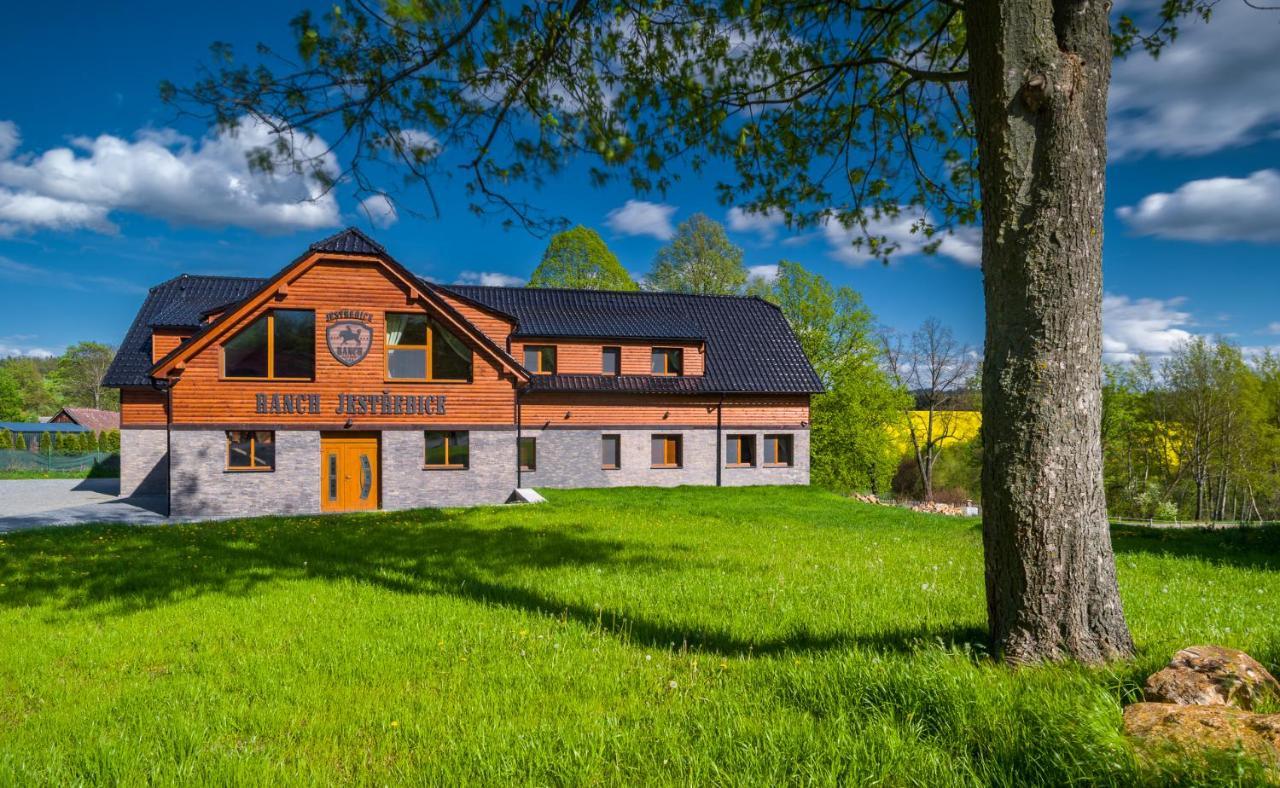 Ranch Jestrebice 호텔 Hermanicky 외부 사진